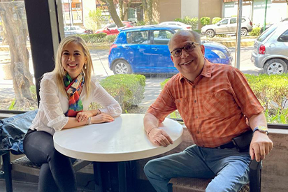 Héctor con Adriana en una cafetería
